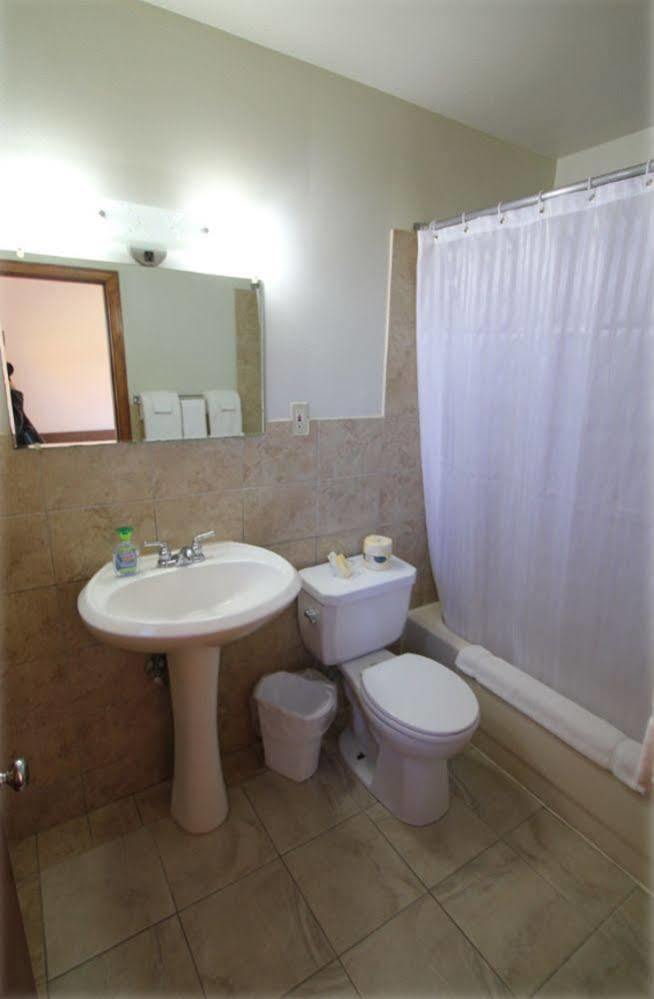 Knights Inn Cobourg Motel 3*